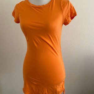 Classic cut short-sleeved round neck T-shirt for women.